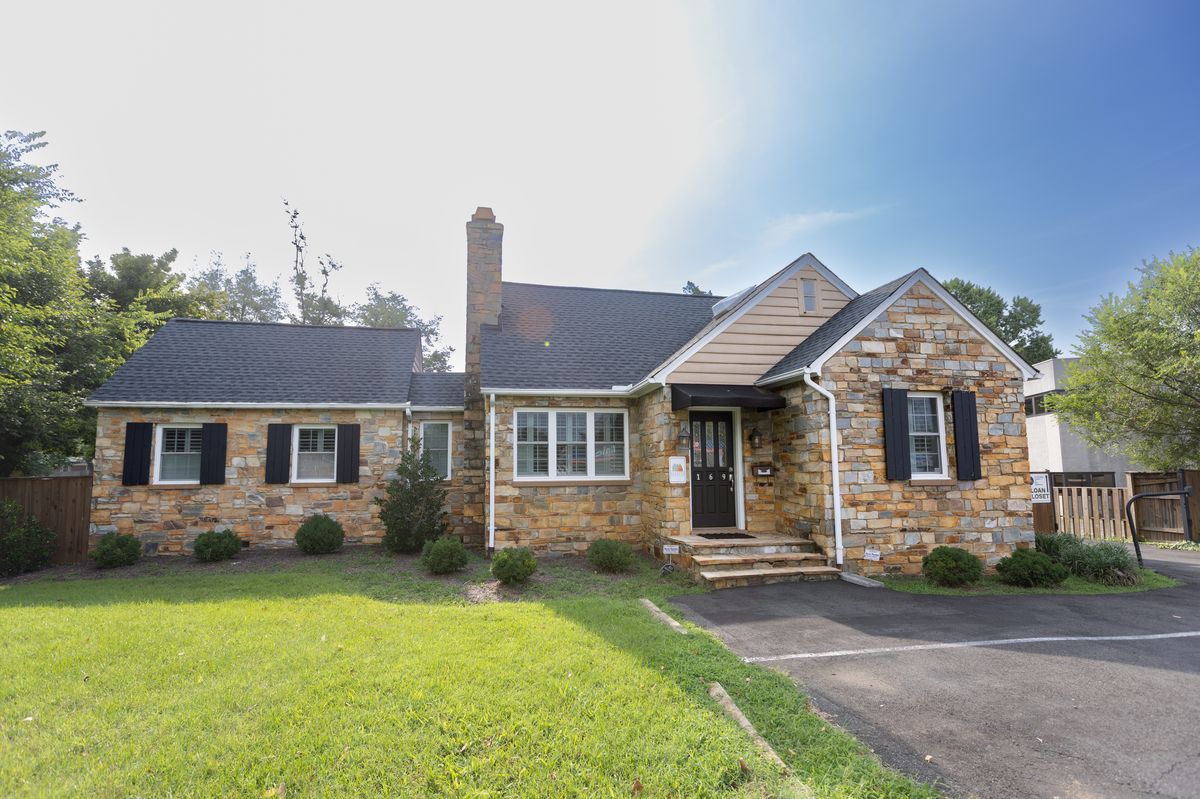 The Warrenton office from the street — Seasons Counseling Warrenton